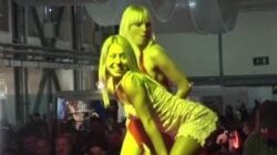 Naked on stage les lesbiennes blondes se lèchent