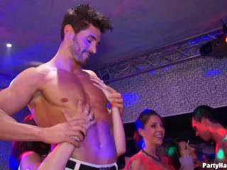 Film érotique amateur dans un club de nuit