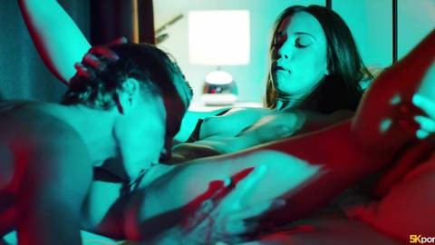 Le couple allume la strobe light pour du sexe sur le lit