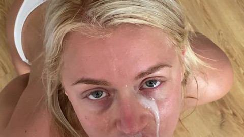 La blonde donne un blowjob baveux à son mec après avoir bu un verre !